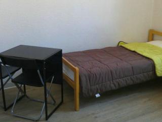 petit studio meublé et équipé au 2° étage d'une résidence étudiante située dans le quartier gare arènes disponible le 1° juillet 2023