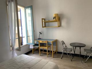 studio meublé et équipé au 1° étage d'une résidence sécurisée centre ville de Nîmes quartier gare arénes