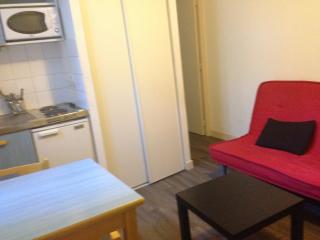 Petit T2 meublé au 1er étage en centre ville de Nîmes - 